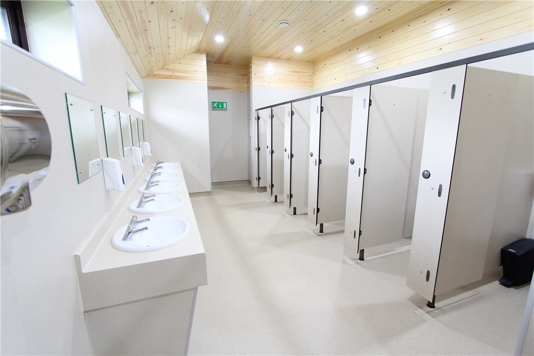 Städning av hygienutrymmen i Lindesberg och Örebro - rengöring av offentliga duschar och toaletter